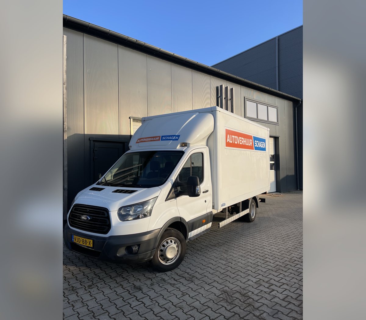 Bakwagen met laadklep schuin vooraanzicht