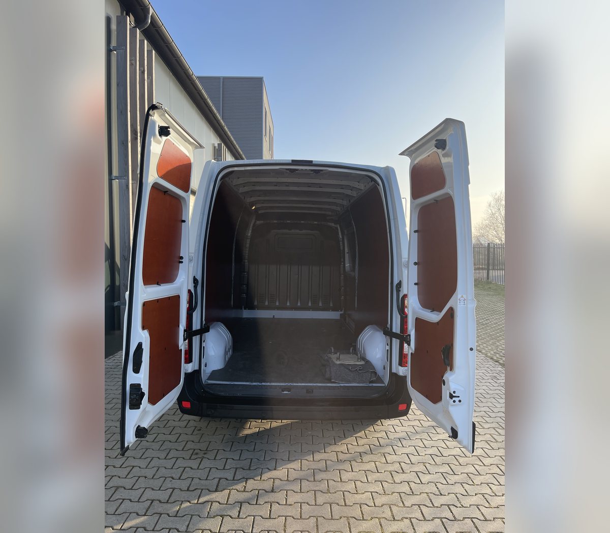 Verhuisbus L3H2 — 14 m³ huren in Schagen — achterkant laadruimte